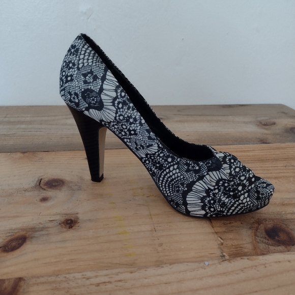 Madden Girl Black & White Kaboby Peep Toe Heels New Size 6.5 - Picture 1 of 14